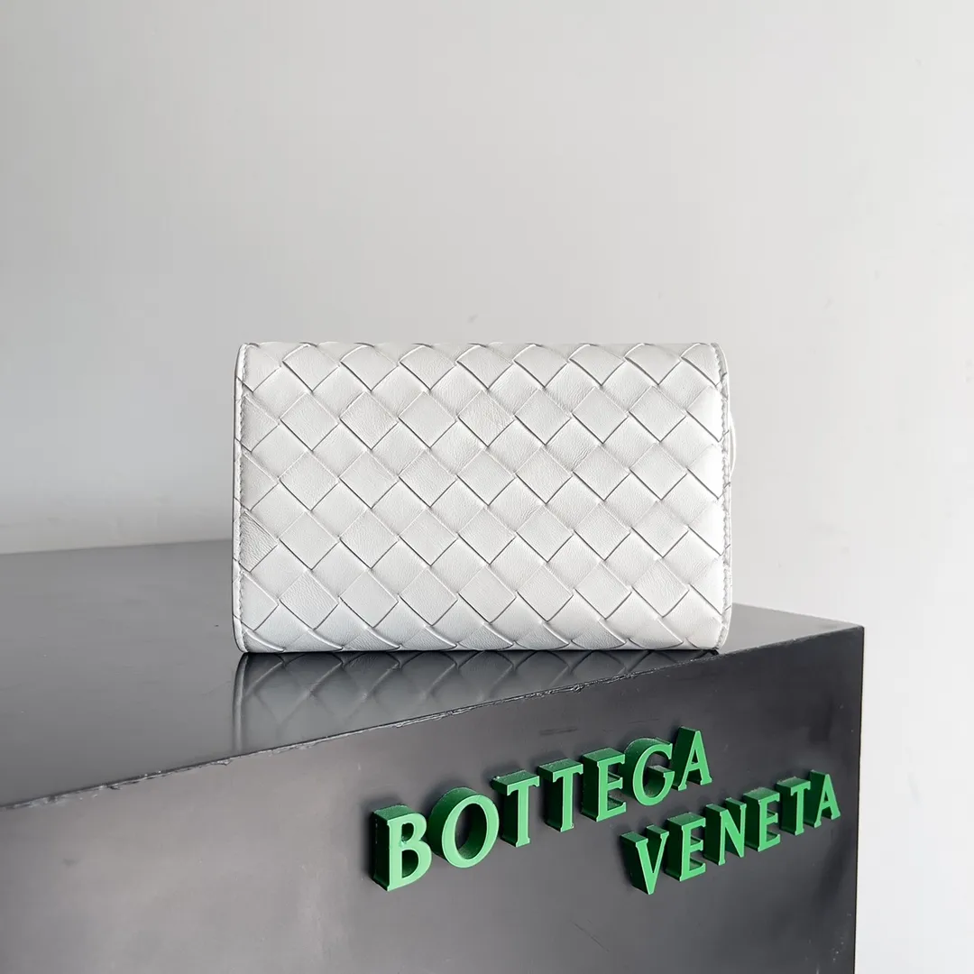Batch 1160 BV Andiamo clutch wallet is super high-end🤎🤎How come the long clutch bag is so exquisite~ The braided style bag surface paired with all-copper hardware is really warm and high-end. The bag body is super light and can be grabbed easily! It can store a lot of small items and large mobile phones ~ very practical for daily use. Style number: 741504 Size: 19*11.5*3